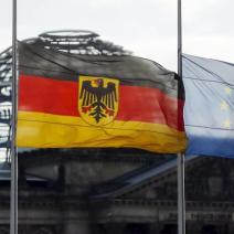 Devant le parlement de Berlin, les drapeaux ont été mis en berne par solidarité (crédits photo : Hannibal Hanschke/Reuters)